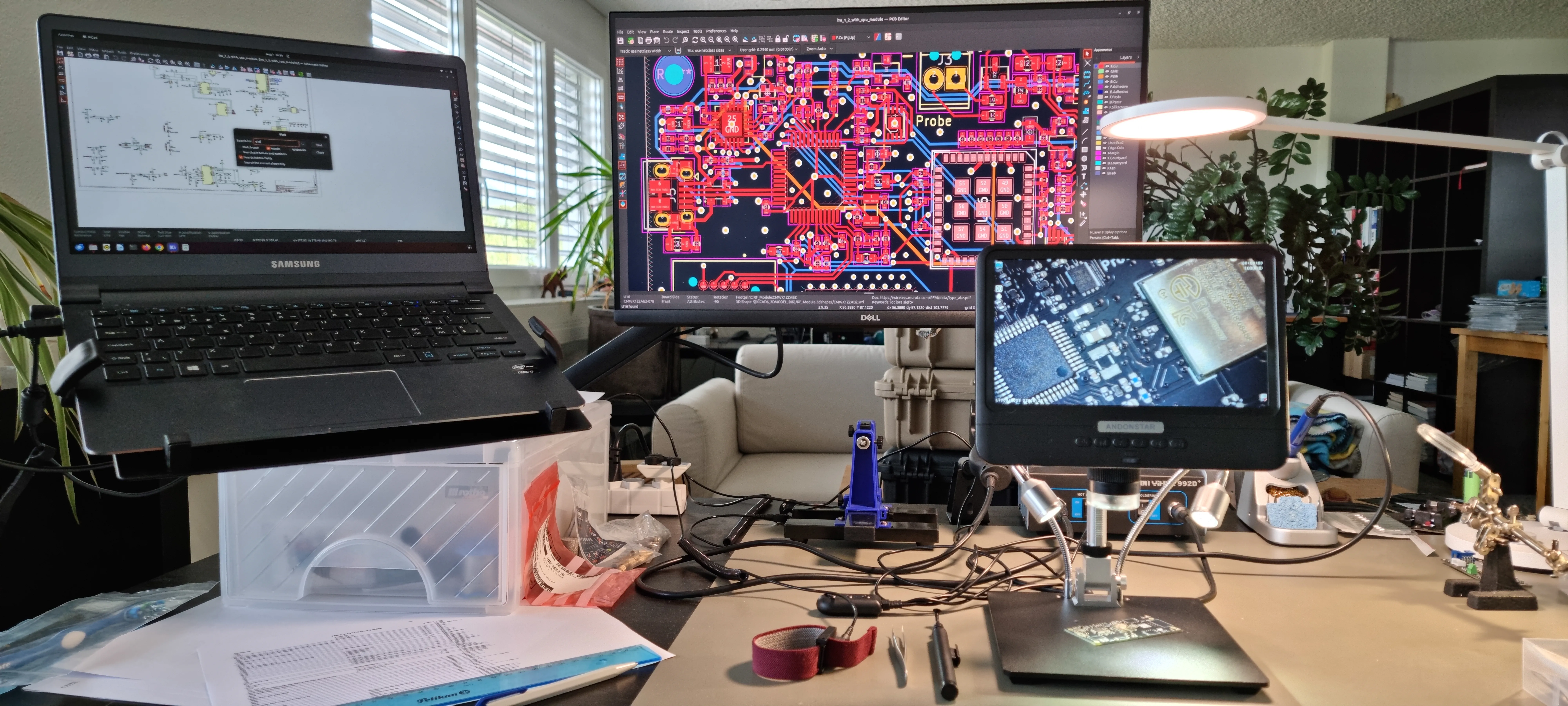 Aufnahme eines Arbeitsplatzes für SMD Handbestückung, mit Übersichtsbildschirm für das Schema und Mikroskop Kamera für das setzen der Bauteile.
