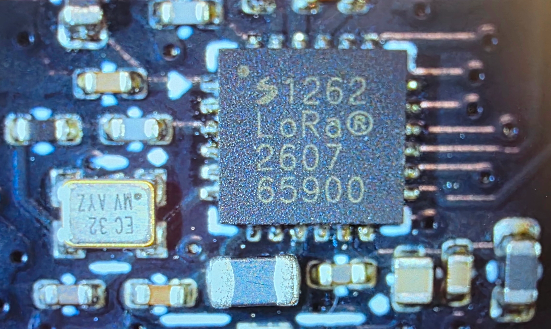 Nahaufnahme eines Semtech SX1262 LoRaWAN Chips.