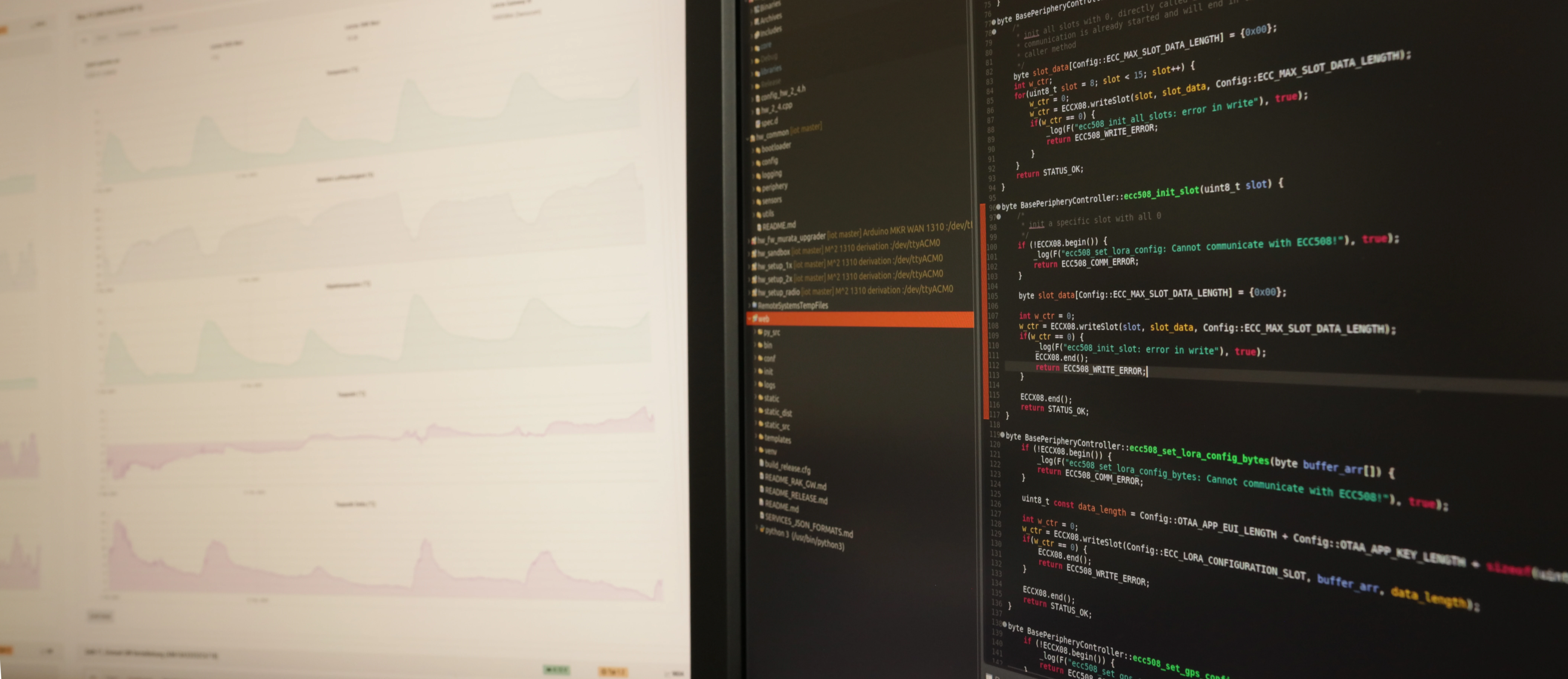Foto eines Bildschirms, das C/C++ Code zeigt und eine Webanwendung.
